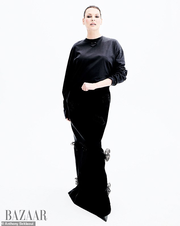 Obucivši naslovnicu Harper's Bazaar's May 2025. godine, Linda je priznala da ona još uvijek ne gleda u ogledalo 'nakon' botched 'postupka