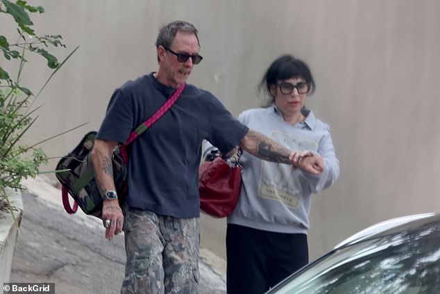 Par je stavio ujedinjeni front u svom prvom zajedničkom javnom izlasku od divljeg pucnjave, a Jillian se naslonio na Scotta i držala se za zglob u LA -u u srijedu