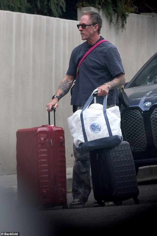 Shriner je izgledao bolno dok je kotačao svoje kofere usred pravne drame njegove supruge