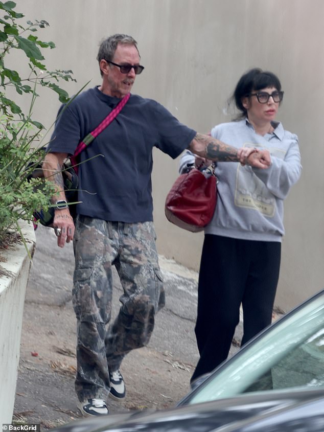 Par je izgledao sumorno dok su izlazili danima nakon divlje pucnjave