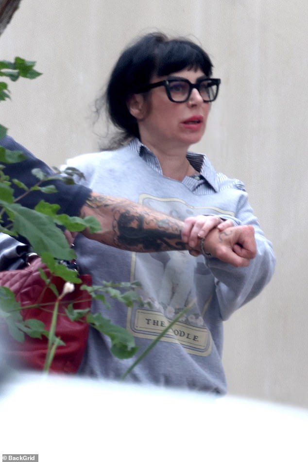 Jillian je izgledala bolna nakon rane pucnja dok je držala muževo zglob