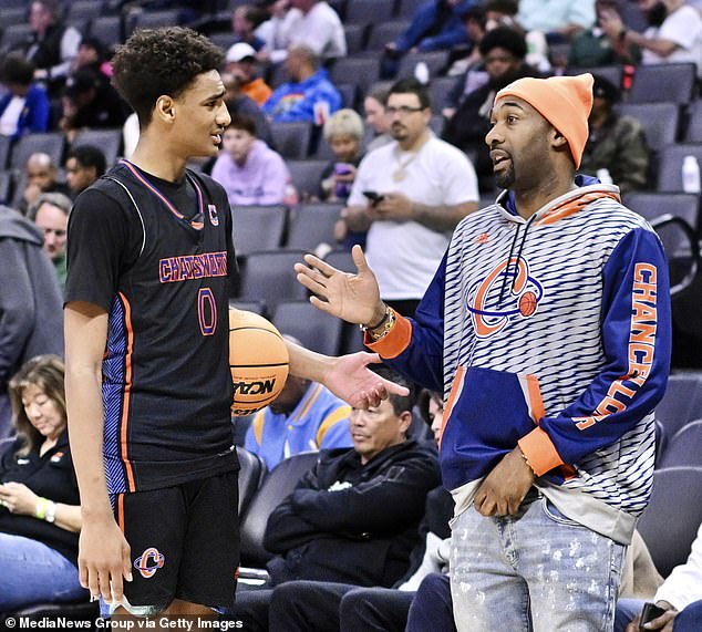 Arene (43) vidi se kako razgovara s njegovim tijekom poluvremena košarkaške utakmice u ožujku 2024