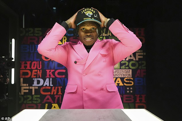 Samo nekoliko sekundi nakon što je Ward sastavljen, Jacksonville Jaguars povukli su ogromnu i šokantnu trgovinu kako bi se preselili na drugi izbor i odabrali Colorado -ov Travis Hunter