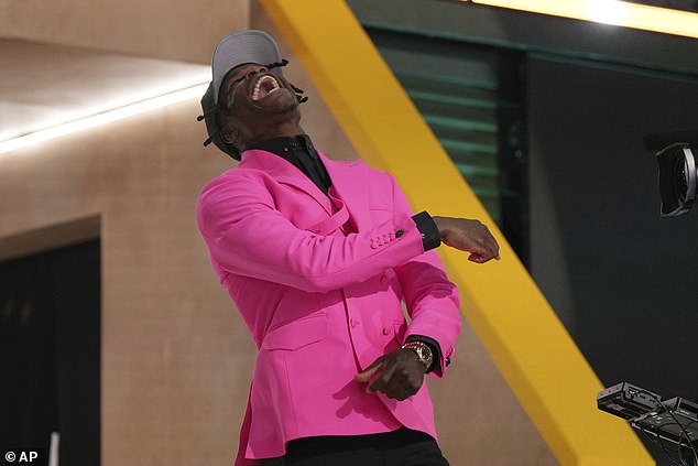 Pobjednik Heisman Trophyja, izbačen u ružičastom odijelu, proslavljen na pozornici