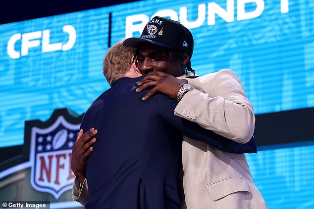 Ward je izašao na pozornicu i prigrlio povjerenika NFL -a Rogera Goodella u Green Bayu