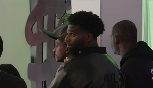 Sanders je ostao gledati dok je u četvrtak navečer skliznuo niz ploče