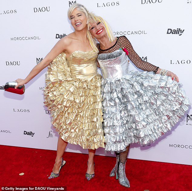 U međuvremenu Selma Blair koordinirala je odjeću s modnim dizajnerom Betsey Johnson, jer su njih dvoje nosili gotovo potpuno istu haljinu, jedna u zlatu i jedna u srebru