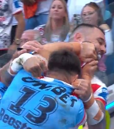 U jednoj fazi, napetosti između para prijetili su da će se proliti i proliti u gomilu (na slici)