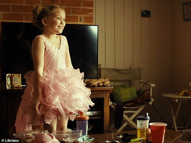 Prikolica dolazi mjesec dana nakon što je mama June viđena kako je krenula kćer zbog 'krađe' 30.000 dolara svoje bogatstva u eksplozivnoj novoj prikolici za njihovu obiteljsku krizu