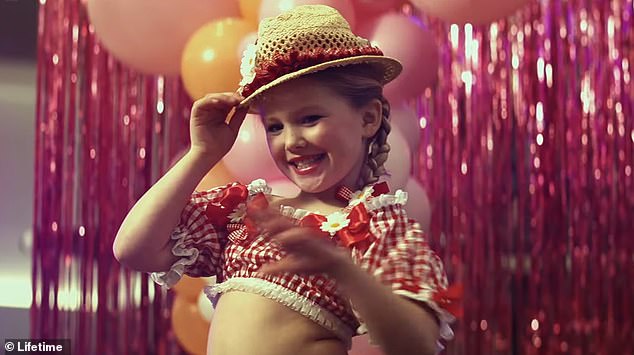 Prikolica nudi zakulisni pogled na tamniju stranu njezinog uspona do slave, uključujući pritiske postavljene na nju od malih nogu