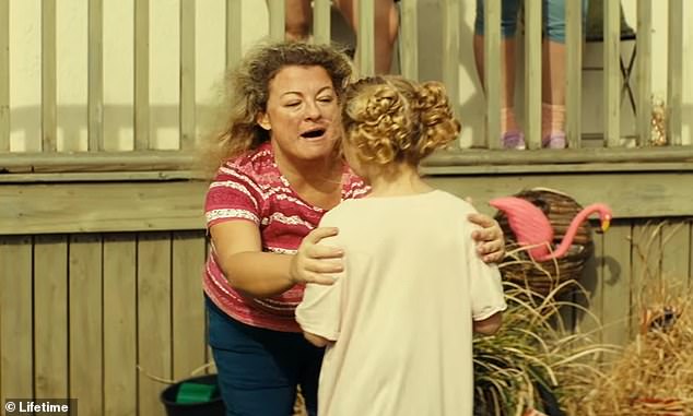 U jednoj sceni, mama lipanj ¿koja je nedavno priznala da je potrošila 30.000 dolara Alanove zarade, ali je odbila bilo kakvo zlostavljanje ¿Nagovara je da 