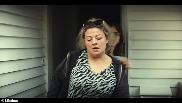 Njihova intervencija brzo postaje ogorčena obračun kada je Mama June odbila 'izdaju' u cjelini i odbila predati novac ¿za koji je tinejdžerka ranije rekla da će tužiti i odvesti majku na sud