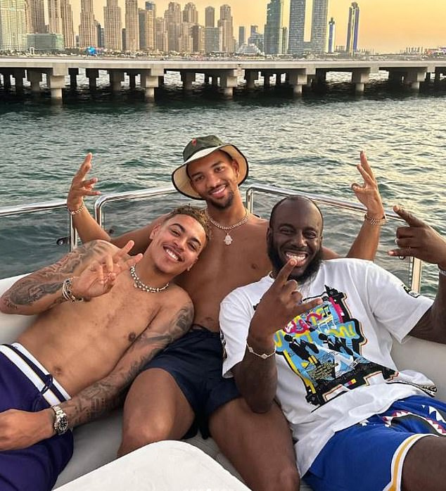 Iza njega je snažna podrška njegove obitelji, uključujući brata Daniela Belgravea (desno) koji ima majstora u savjetovanju i psihoterapiji