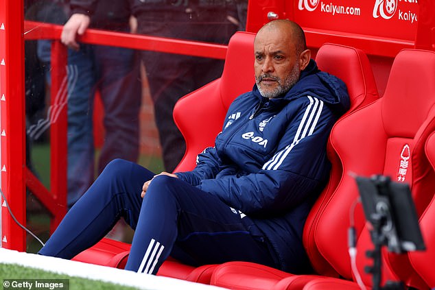 Portugalci, koji je imao čarolije u Engleskoj s vukovima i Tottenhamom, osoblje je opisao kao 