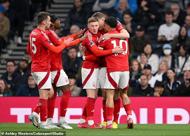 Forest se smjestio na vozačko sjedalo za kvalifikaciju Lige prvaka pobijedivši Spurse 2-1 u ponedjeljak