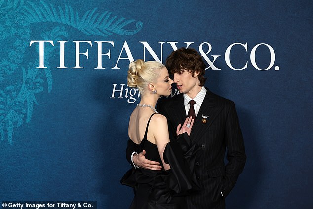 Glumica, 28, izgledala je voljeno sa svojim glazbenim partnerom, 31, kako bi proslavila pokretanje Blue Book 2025