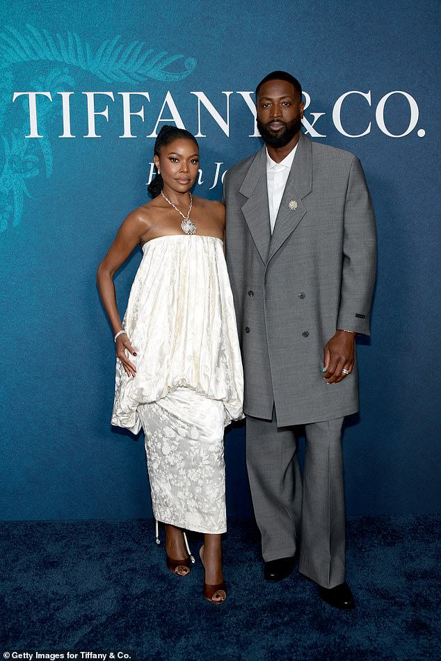 Gabrielle, 52, izgleda glamurozno kao i uvijek u bijeloj čipkastoj haljini dok se pridružila svom suprugu Dwyane, 43, koja se odlučila za sivo odijelo