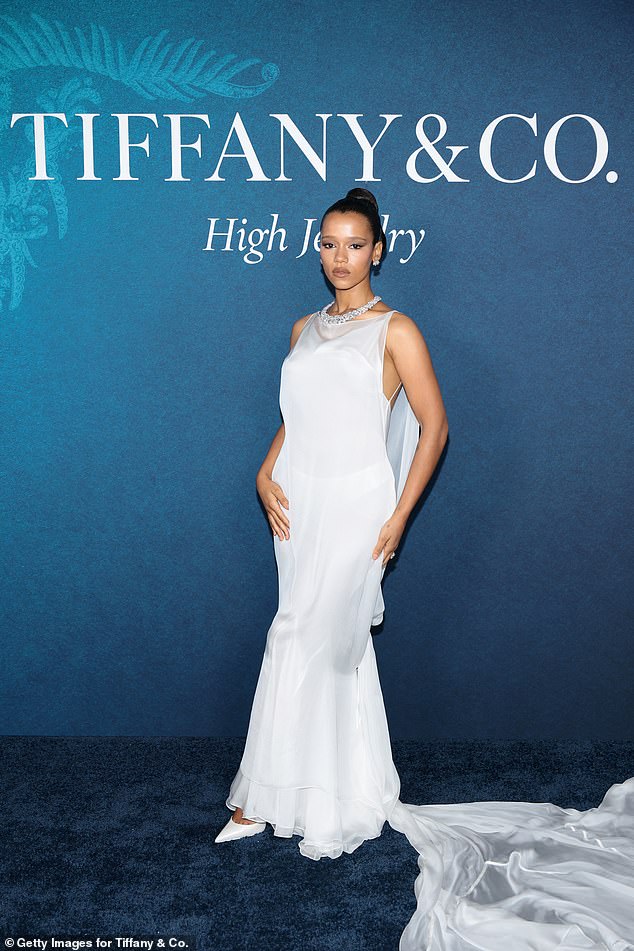 Taylor Russell izgledala je elegantno u dugoj čistoj bijeloj maxi haljini koja je bila ukrašena dugom stazom tila