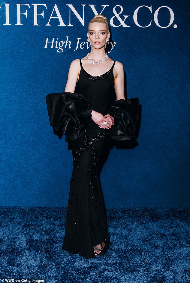 Za tu prigodu, Anya se zadivila u crnu kliznu haljinu ukrašenu crnom perli koja se detaljno opisuje oko dekoltea i suknje