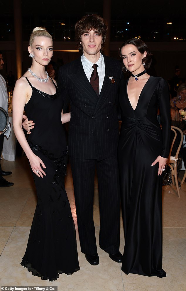 Anya i Malcolm pozirali su za škrt s pal zoey, jer je trio omamio za kameru unutar događaja