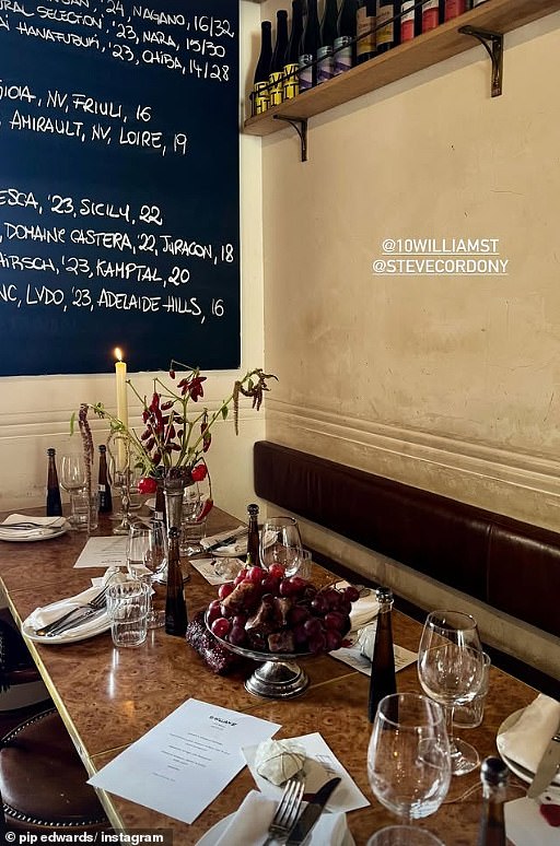 Pip je slijedio selfie s hitac koji joj je pokazao da se priprema za večeru u Paddington Eatery 10 William St
