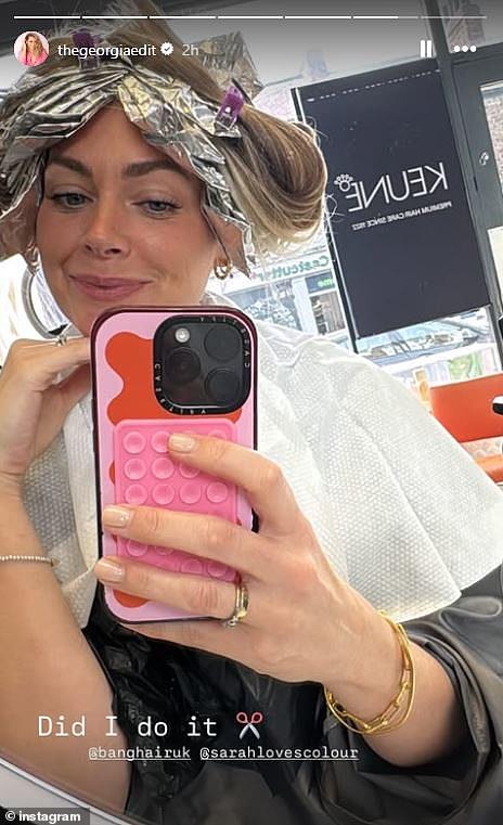 Ranije tog dana, Georgia je s njom objavila zrcalni selfie u folijama na frizerima dok je bila podvrgnuta transformaciji