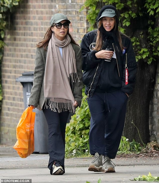 Myleene je viđena kako šeta Londonom s Jessie, koja je također izašla u opušteni ansambl