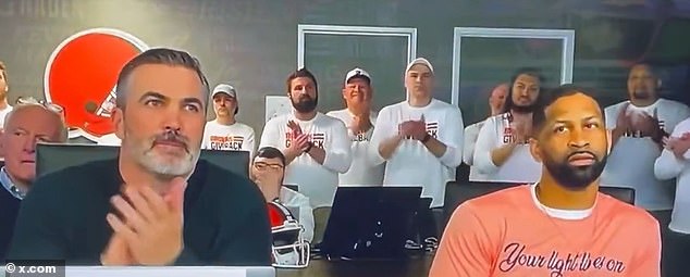 Navijači nogometa orao očiju primijetili su neka znatiželjno stoička lica u ratnoj sobi Cleveland Browns nakon što je momčadski izbor Shedeur Sanders u subotu 144. ukupni odabir u subotu