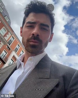 Joe je prenio Tiktok video ranije ovog tjedna dok je snimao šetajući ulicama Londona dok je sportski sivo odijelo