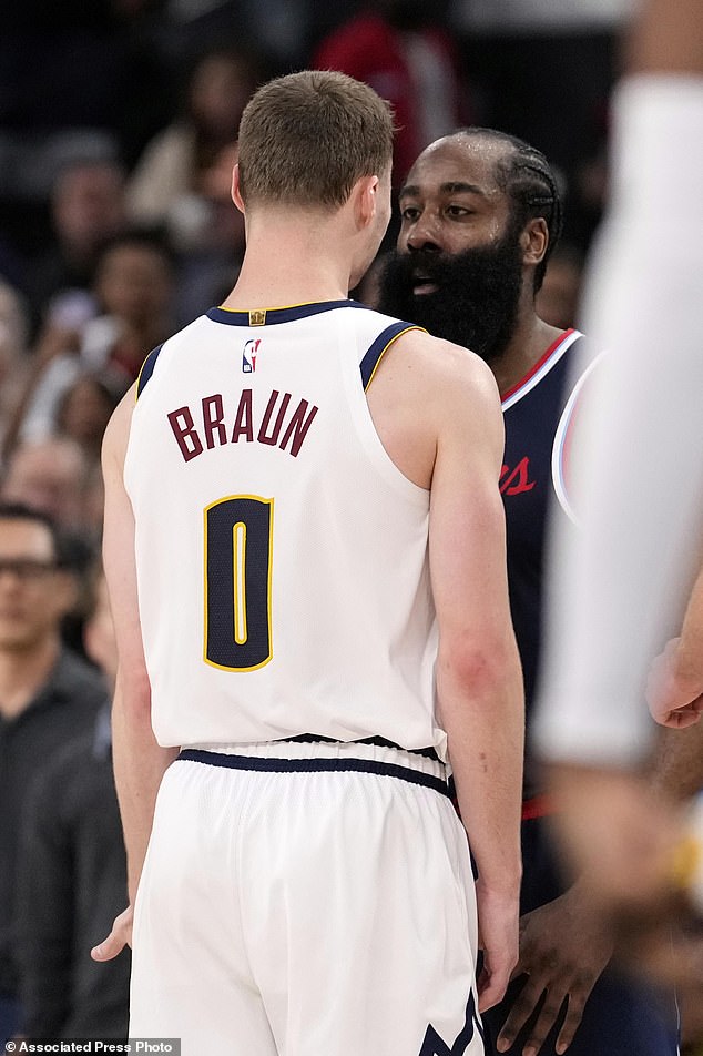 Nuggets čuva Christian Braun, lijevo, a Clippers čuva James Harden Square u LA -u
