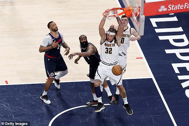 Aaron Gordon iz Denver Nuggets-a zakucava košaru s osvajanjem igre na kraju igre 4