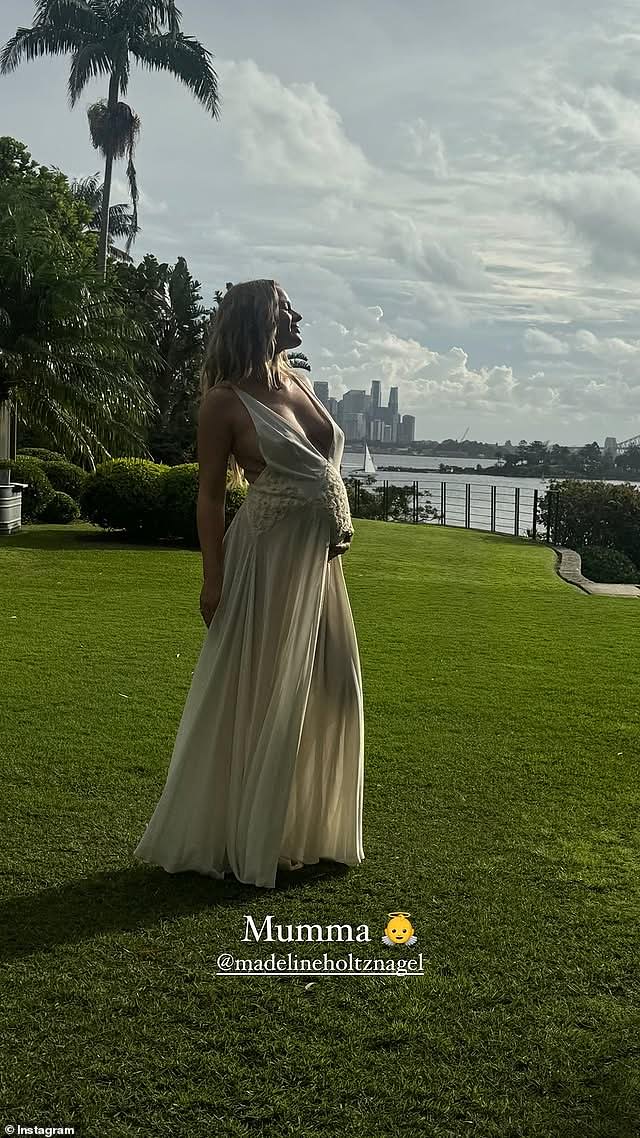 Montana Cox, također manekenka, slijedila je sa vlastitom fotografijom Madeline koja se pozira na pozadinu luke Sydney dok je bacala glavu natrag dok su prijatelji pucnuli slike o njoj