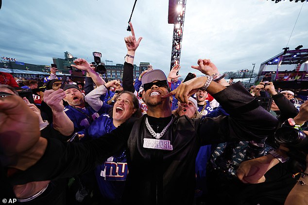 Carter slavi s fanovima nakon što su ga New York Giants odabrali trećim odabirom