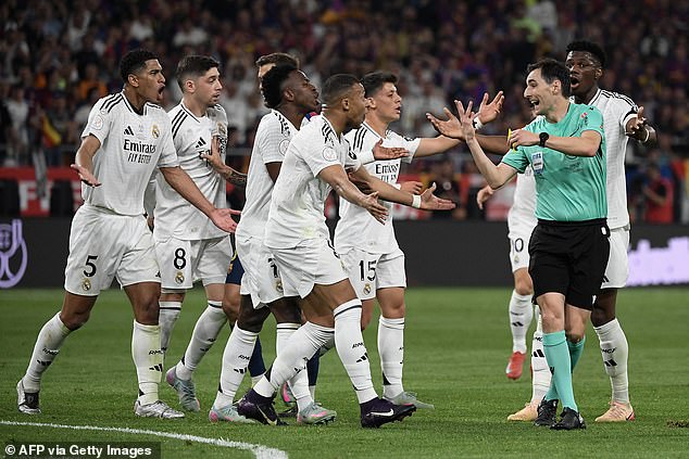 Igrači Madrida bijesno su djelovali na odluke suca Ricarda de Burgosa Bengoetxea tijekom cijele noći