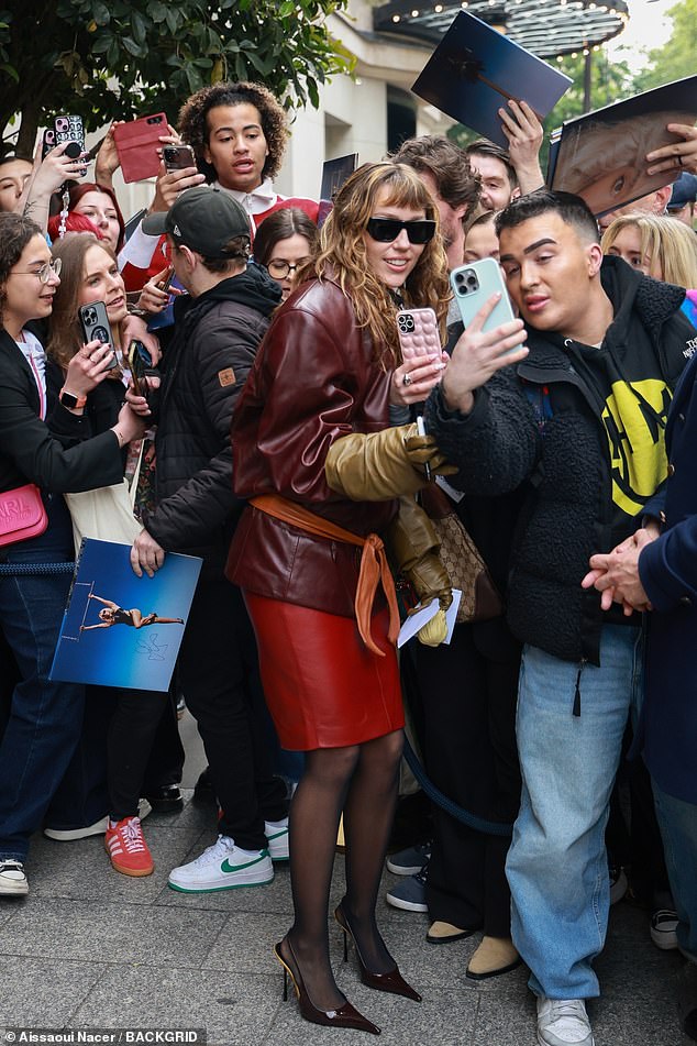 Bivša alumni Disney Channel okrenula je glave u zadivljujućoj koordini kože Bottega Veneta kao potpisani autogrami za obožavatelje izvan njenog Swanky Hotel