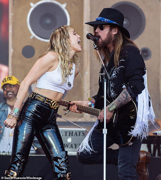 Miley i njezin otac imali su napornu vezu uslijed njegovog neurednog osobnog života (na slici zajedno na pozornici 2019.)