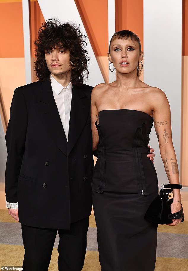 Miley je rijetko viđen dečko Maxx Morando iznenadio u glazbenom spotu za svoj posljednji pojedinačni kraj svijeta koji je pao u četvrtak (na slici zajedno u ožujku)