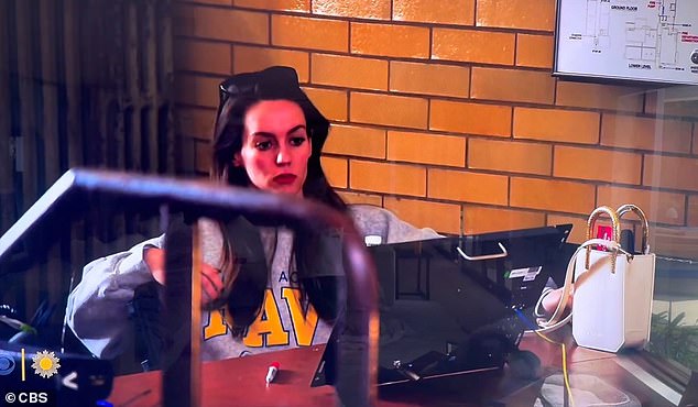 24-godišnjak je viđen u pozadini prije nego što je nespretno ubacio intervju za CBS dečka Billa Belichicka