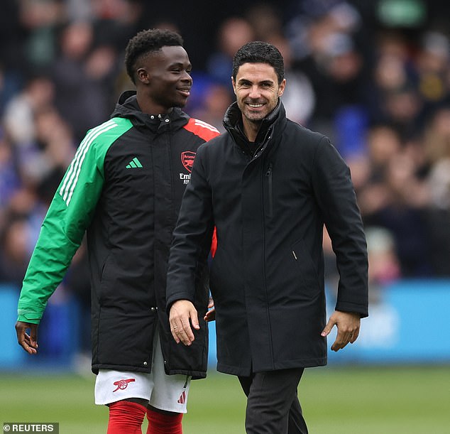 Tim Mikel Arteta (desni) zabilježio je kako im je izazov naslova odvratio u nedostatku Sake