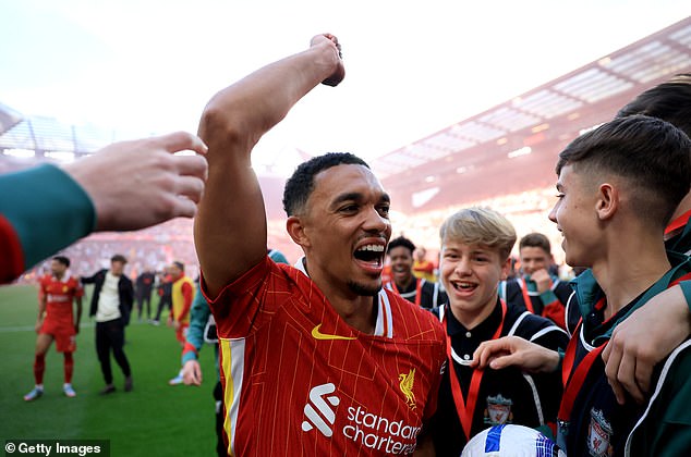 Alexander-Arnold je stajao ispred kraja kopa, natapajući se u proslavama