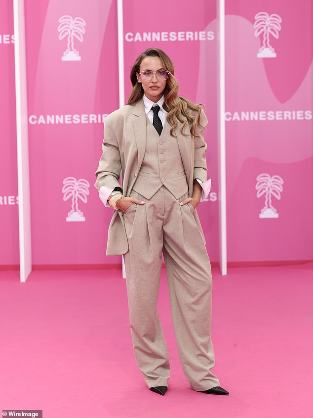 Model, 30 godina, zaslijedio je androgin šik dok je prisustvovala trećem danu festivala na jugu Francuske dok je ušao u svoju osmu godinu