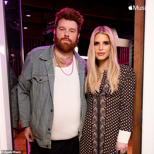 Tijekom vikenda Simpson je zadirkivao svoj najnoviji intervju, sjedenje s Fancy Hagoodom za svoje Apple podcast Trailblazers