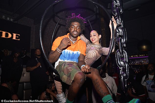 U jednom se trenutku Kodak popeo u kavez plesača i sjedio pored nje