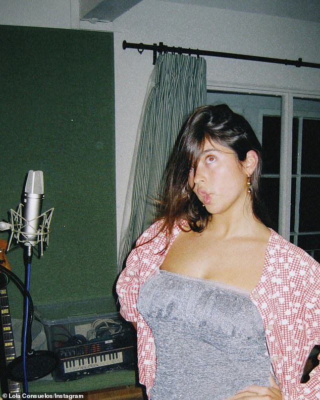 Pjevač uloga - koji se preselio u London prošlog listopada - 'jedva čekam' da joj objavi EP (na slici 13. travnja)