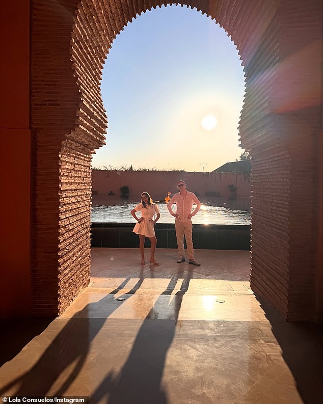 Neodvojivi par koordinirao je svoje stavove ispred impresivnog luka tijekom bijega na drugom egzotičnom odredištu