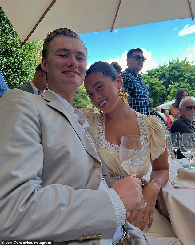 U Instaelosovom Instagramu Slideshow, ona i Kidston mogli su se vidjeti kako se hodaju na otvorenom događaju dok su bili odjeveni u devetine