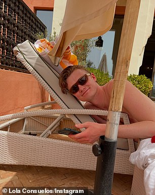 Lola je objavila puno solo snimka njenog 'zgodnog' stiskanja opuštajući se na suncu