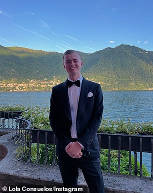 Ovdje nosi tuxedo ispred spokojnih postavki