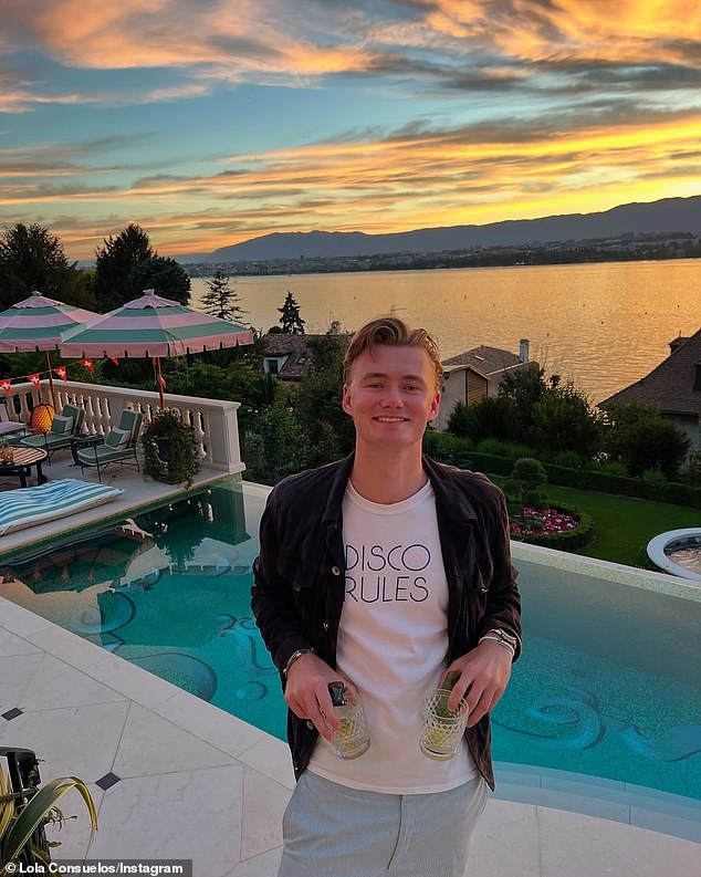 Cassius je izveo majicu 'disko pravila', dok je predstavljala veliko raskošno objekt, uz bazen, uz veliko vodno tijelo