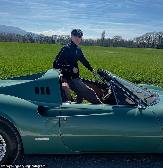 Cassius pozira za volanom skupog talijanskog sportskog skala
